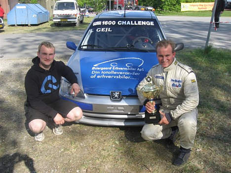 En glad sponsor Lars Østergaard og Jacob Gejl.